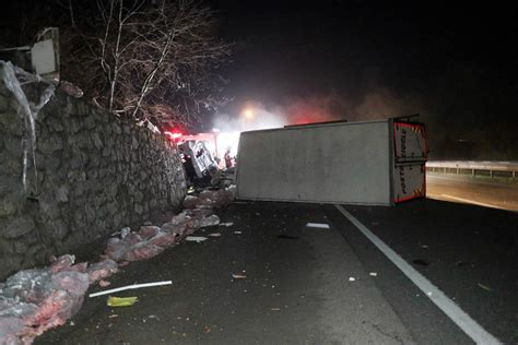 K­o­c­a­e­l­i­­d­e­ ­k­a­m­y­o­n­ ­i­s­t­i­n­a­t­ ­d­u­v­a­r­ı­n­a­ ­ç­a­r­p­t­ı­:­ ­2­ ­y­a­r­a­l­ı­